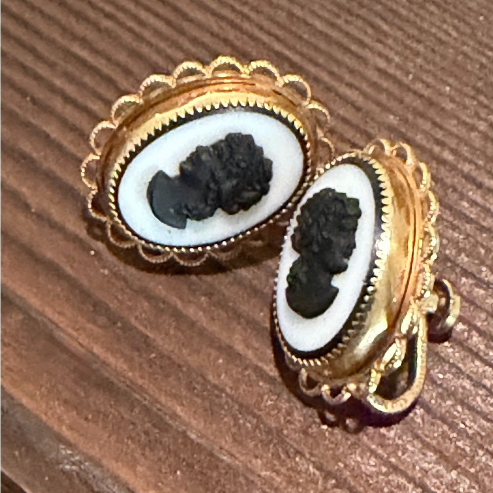 Vintage Elegant Gold and Black Cameo Screw Back Earrings - Picture 4 of 8
